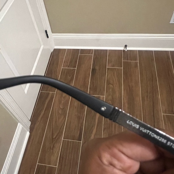 LOUIS VUITTON SUNGLASSES - Picture 2 of 3